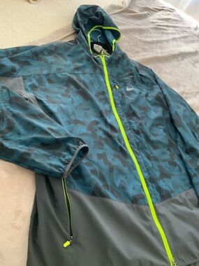 Nike Men’s Teal Camo Hooded Windbreaker with Neon Yellow Trim